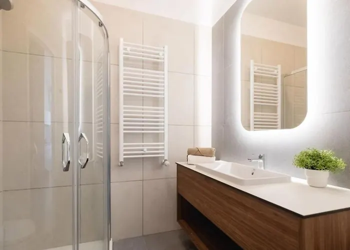 Liberty Square Deluxe * Posen